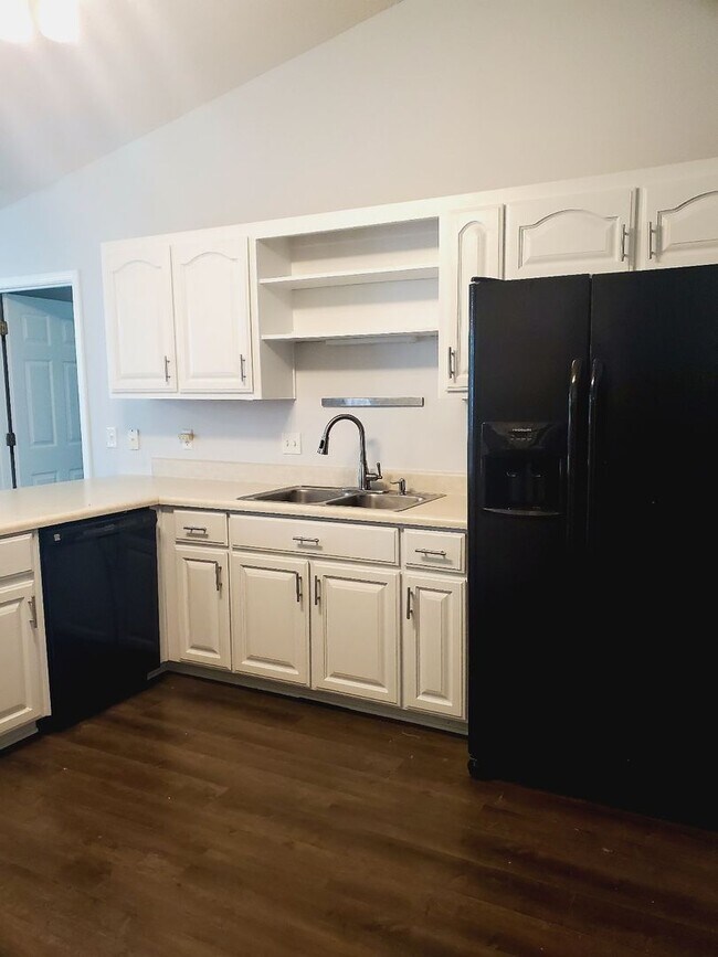 Foto del edificio - Well cared for 3 Bedroom, 2 Bath Home in C...