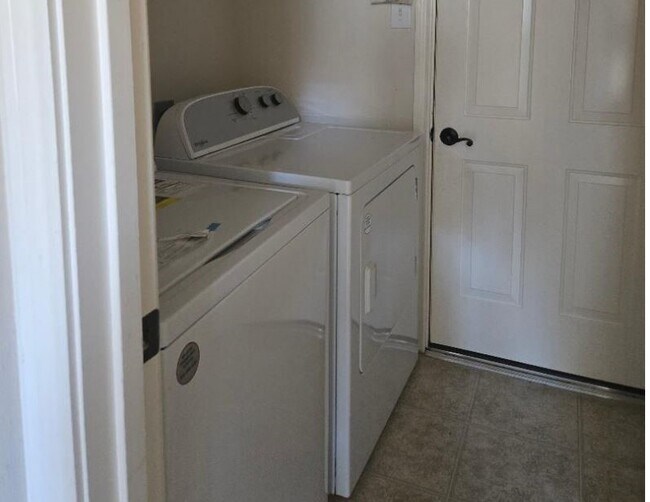 Foto del edificio - 5719 Candlecreek Dr