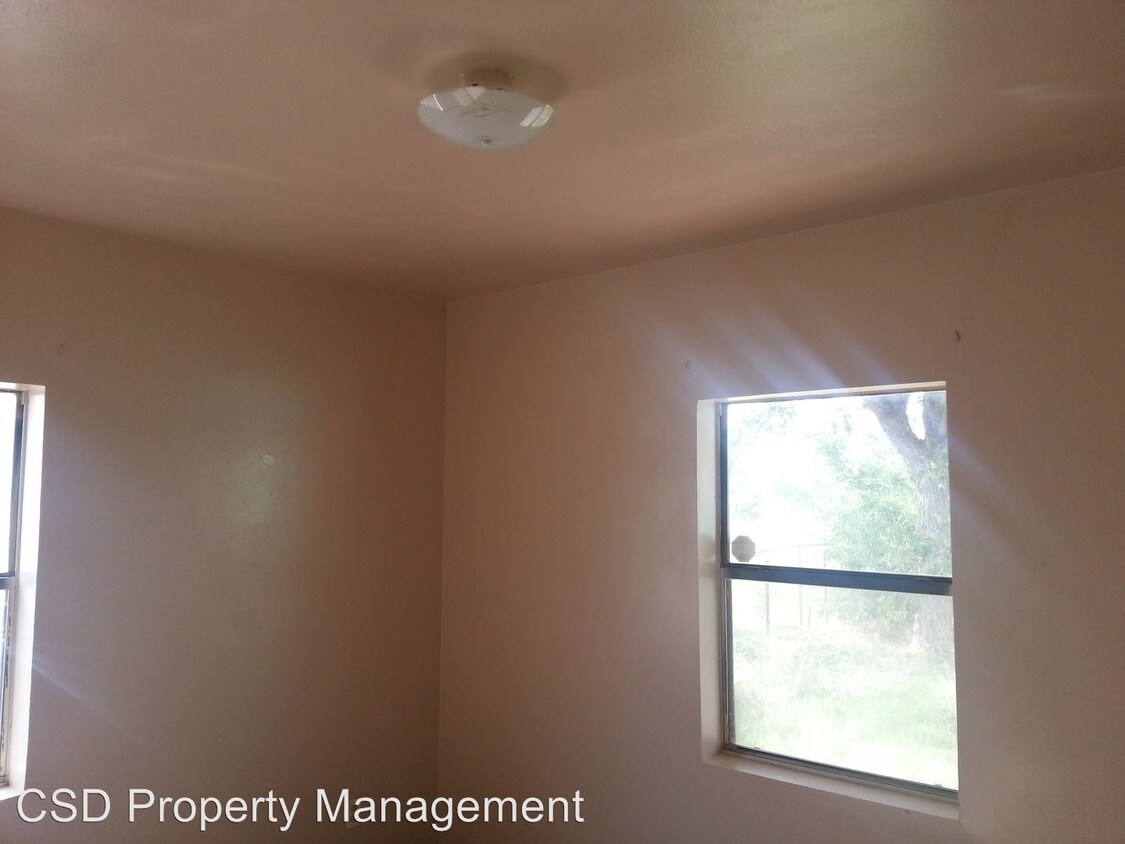 Building Photo - 303 E Bland St