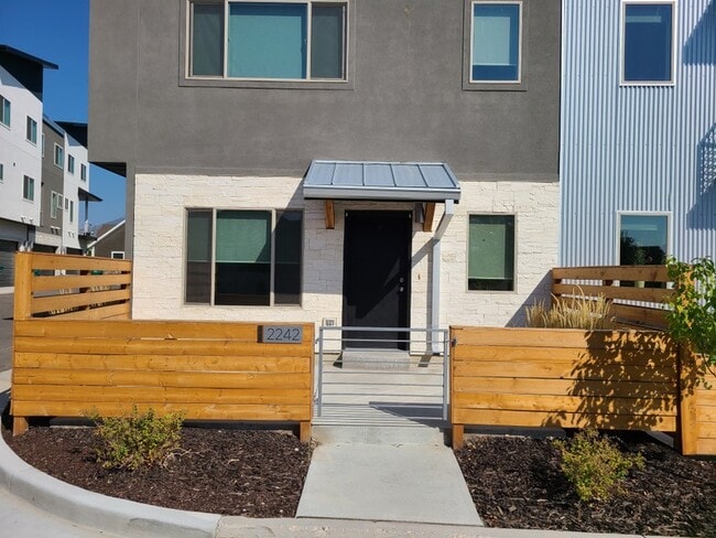 Building Photo - 2242 525 W