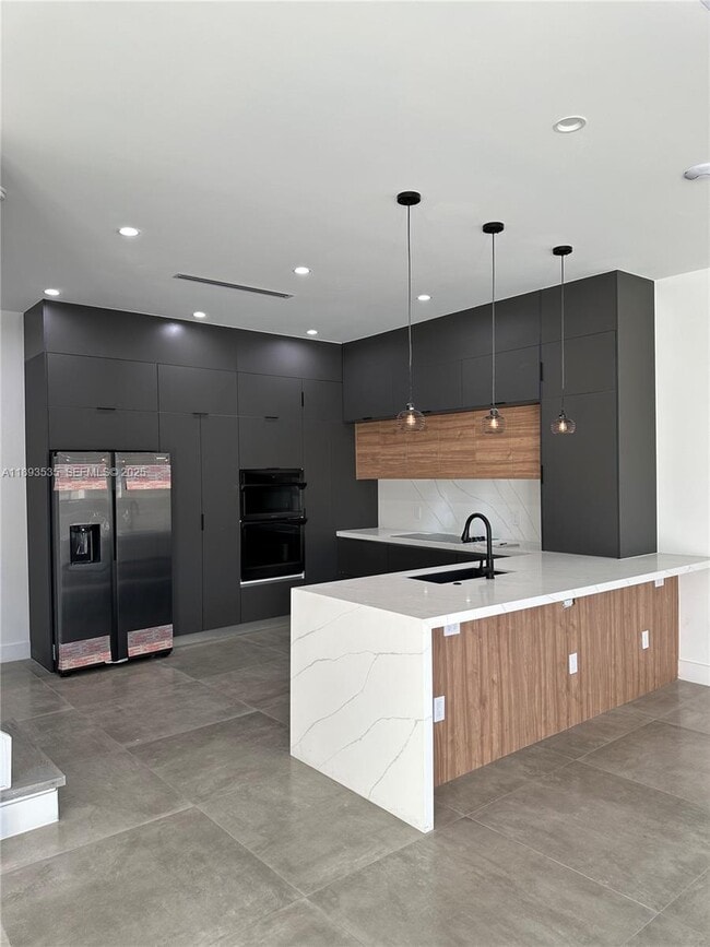 Building Photo - 4625 SW 32nd Ave