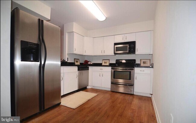 Building Photo - 3169 Hawthorne Dr NE
