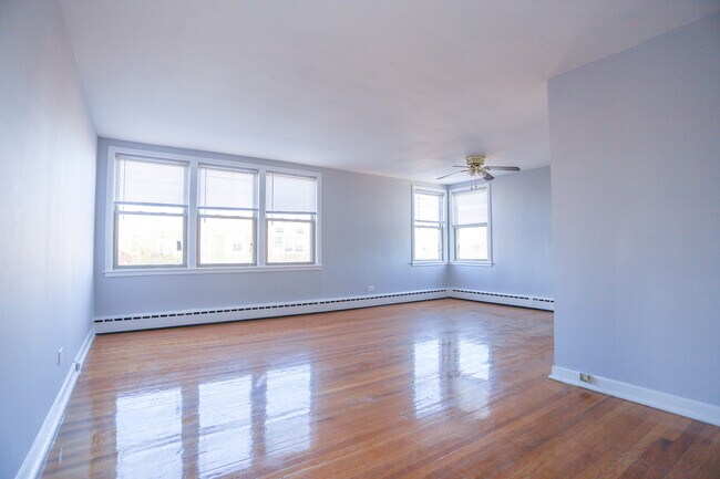Foto del edificio - 2413 W Farragut Ave