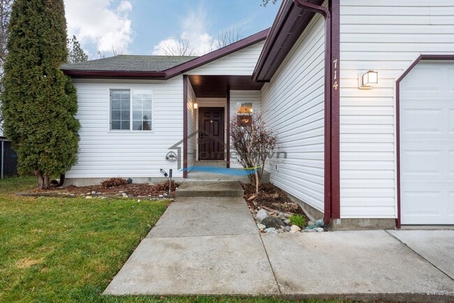 Building Photo - 3 Bedroom 2 Bath Home with Attached 2-Car ...