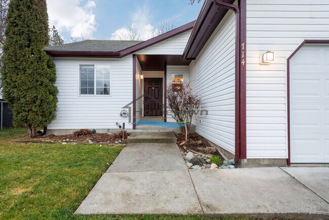 Foto del edificio - 3 Bedroom 2 Bath Home with Attached 2-Car ...