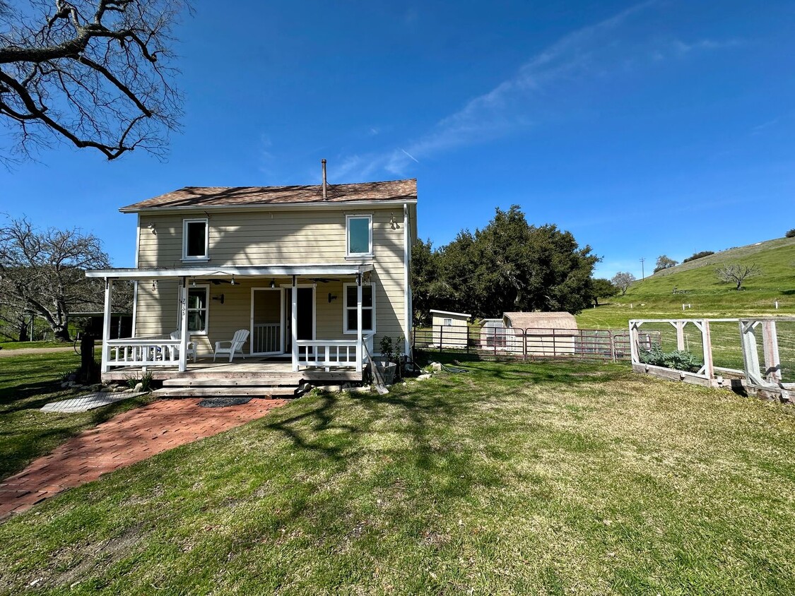 Primary Photo - Charming Historic Farmhouse 2 Bedroom 3 Ba...