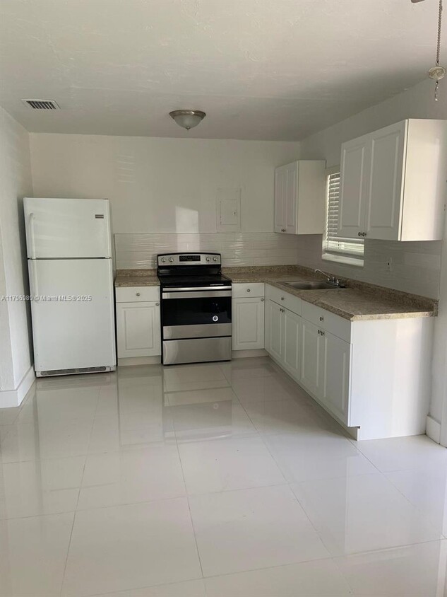 Foto principal - 320 NW 83rd St