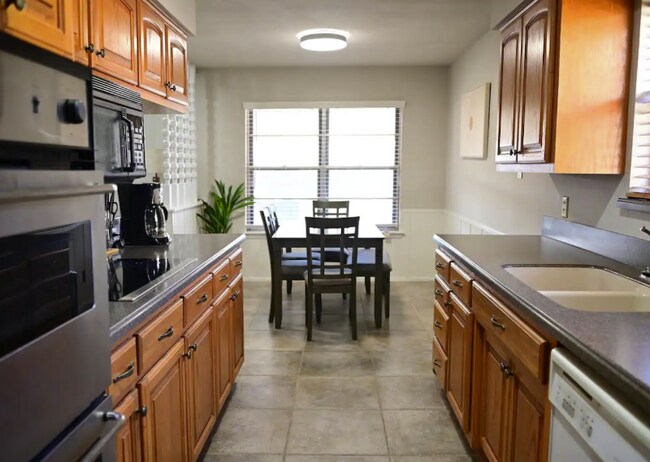 Building Photo - 611 Balboa Dr