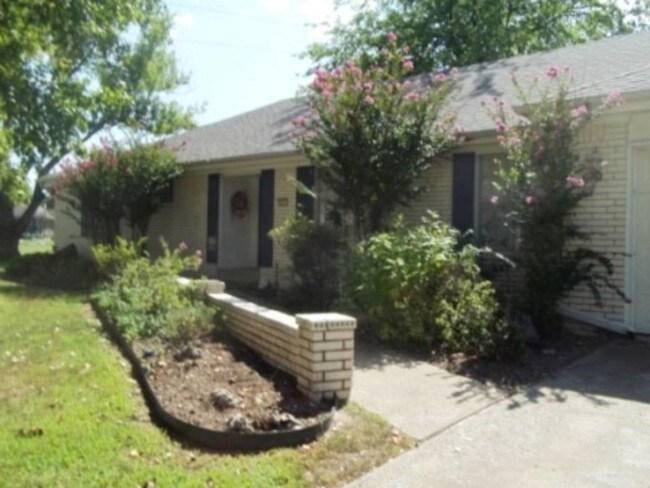 Building Photo - 853 Millwood Rd