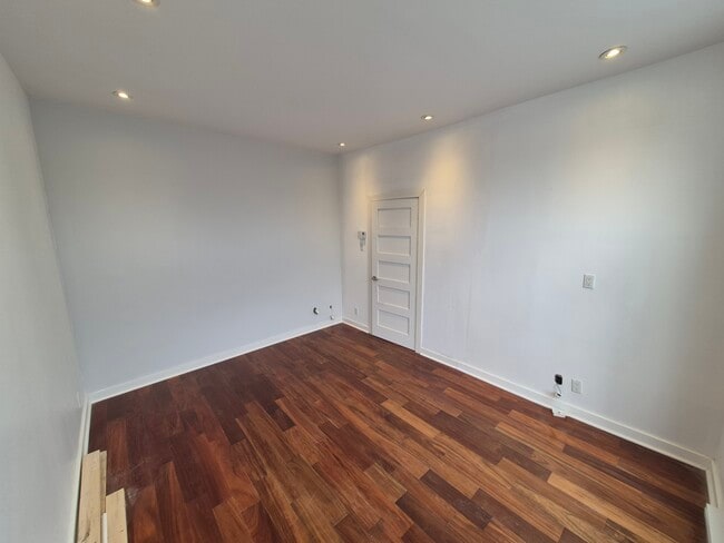 Building Photo - 12426 Boul Laurentien