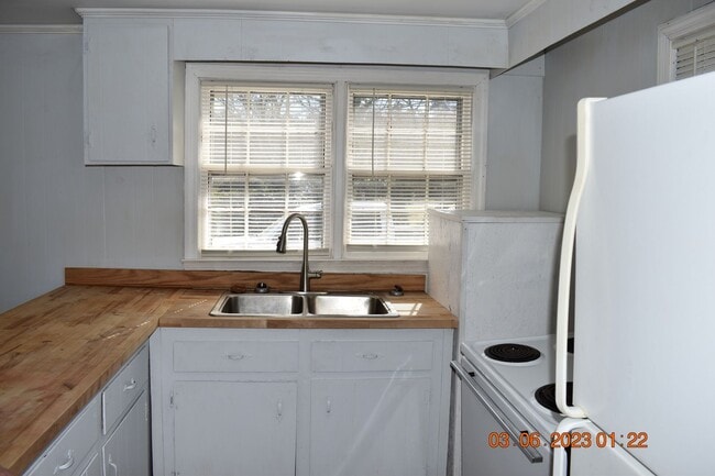 Foto del edificio - 2 Bed 1 Bathroom Single Family Home For Rent