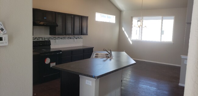 Building Photo - 2027 Blue Moon Dr