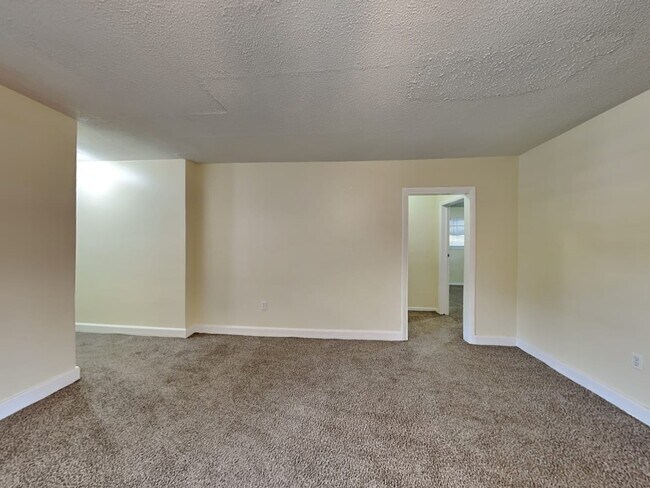 Building Photo - 290 NE 164th St