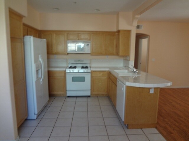Foto del edificio - Downstairs 3 Bedroom in Awesome Location!