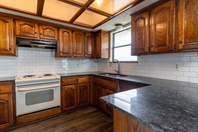 Building Photo - Cute Yukon Home