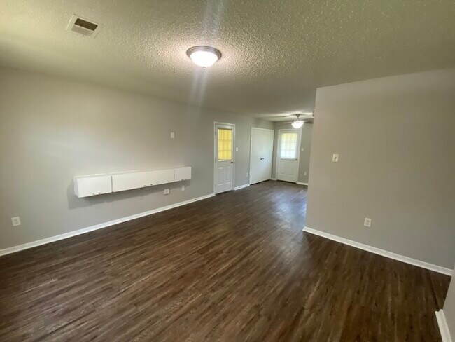 Building Photo - $500 OFF FIRST MONTH'S RENT!