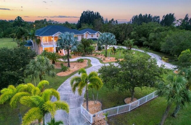 Foto del edificio - 5595 Riverside Dr