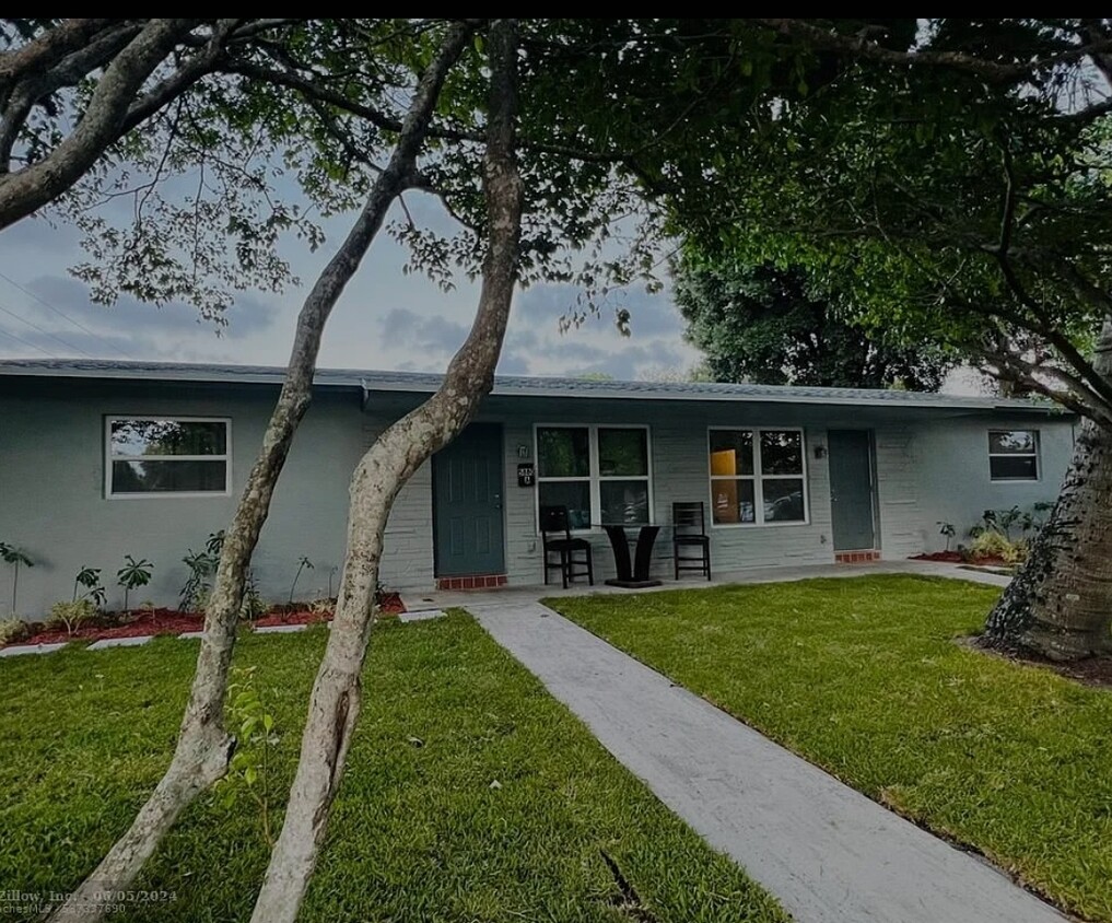 Foto principal - 5880 NW 19th St