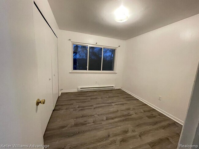 Building Photo - 7020 Villa Dr