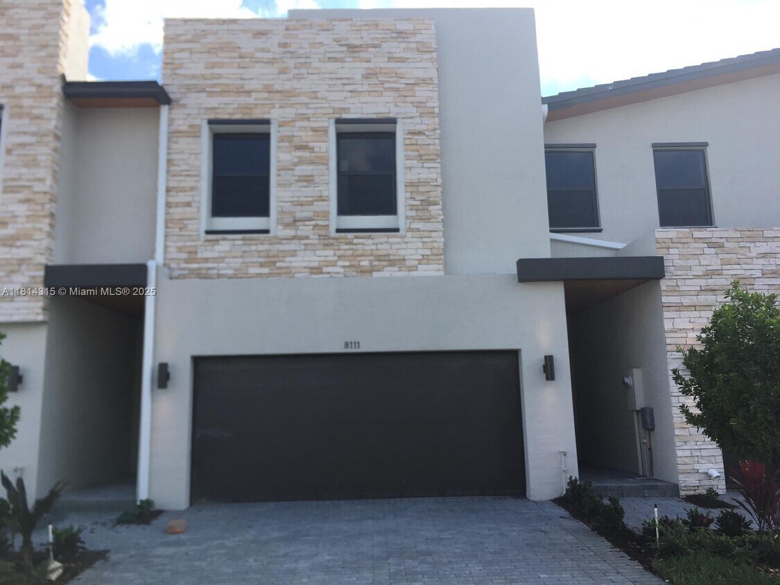 Foto principal - 8111 NW 104th Ct