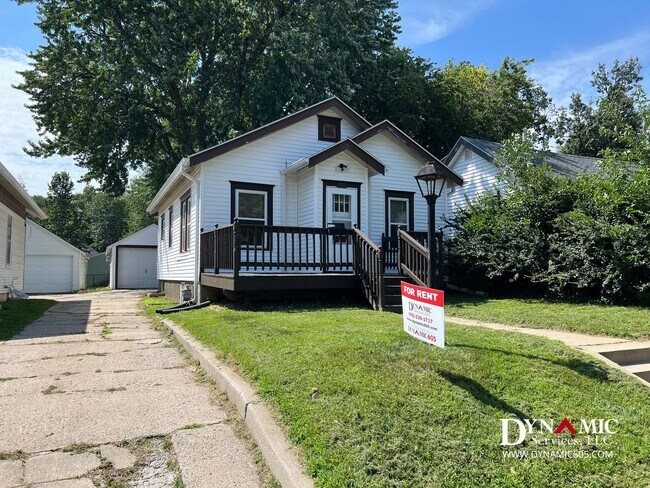 Building Photo - Updated 4+ Bedroom, 2 Bathroom House with Garage and Fenced Backyard