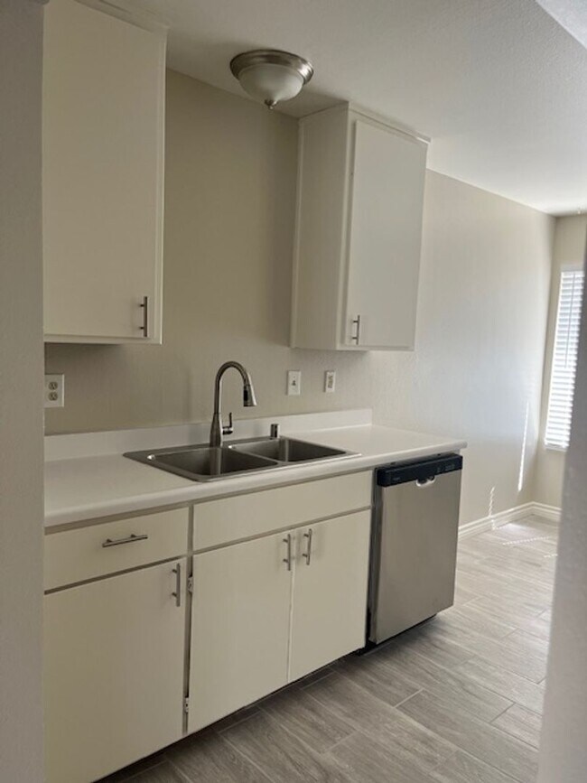 Building Photo - DBM9401