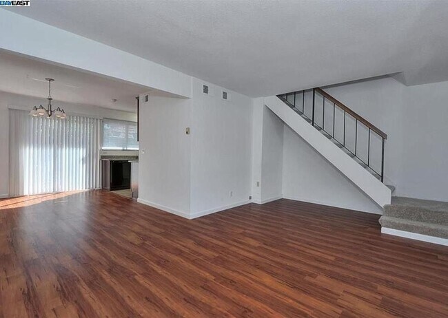 Foto del edificio - COMING SOON! $2790 - GORGEOUS 2 BEDROOM TOWNHOUSE IN PARKMONT AREA OF CENTRAL FREMONT