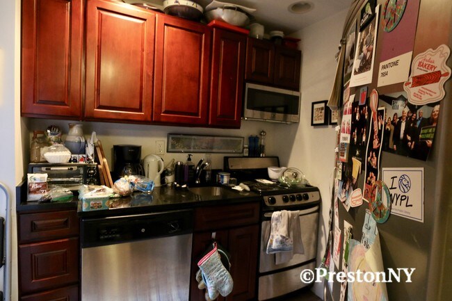 Foto del edificio - 296 W 11th St