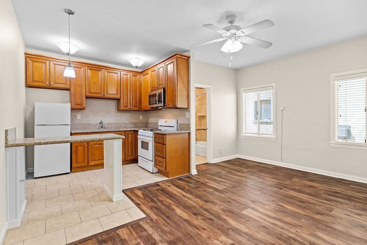 Primary Photo - 1324 N Peterson Ave