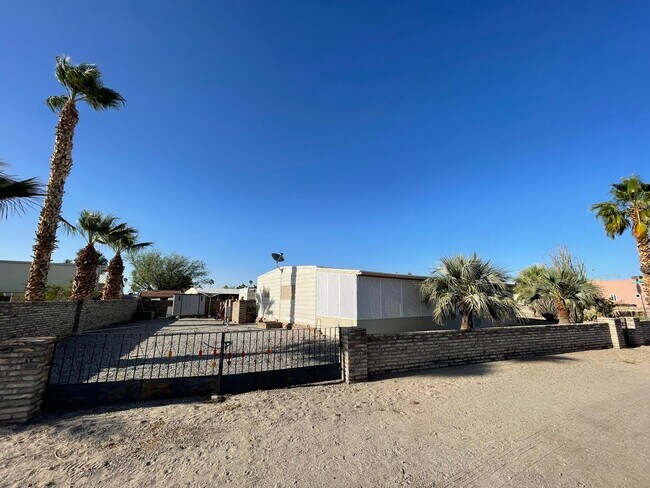 Foto del edificio - Partially Furnished Manufactured Home on its own Large Corner Lot! *No HOA*