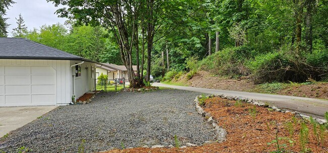 Building Photo - Spacious Rambler