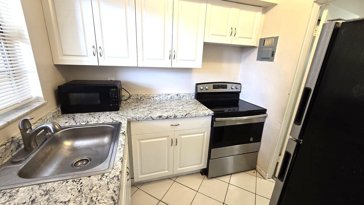 Primary Photo - 3530 NW 43rd Ave