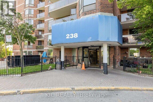 Photo du bâtiment - 238-1238 Albion Rd