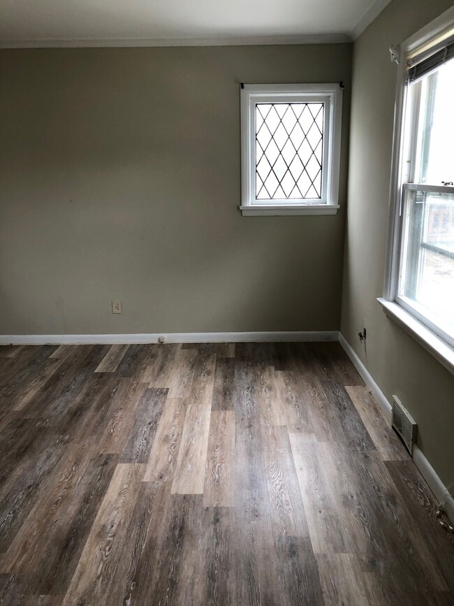 Building Photo - 4 bedroom with finished attic in North Win...