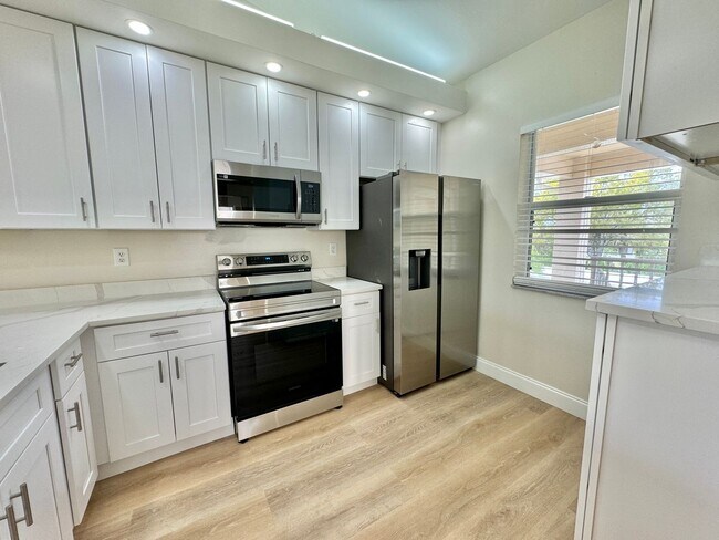 Foto del edificio - ** BRADSTROM AT LELY ** 3 BED / 2 BATH - CONDO - LIKE NEW! - GREAT LOCATION - ANNUAL RENTAL