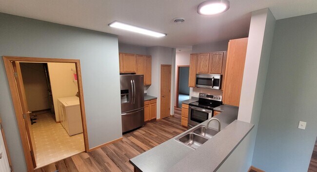 Building Photo - 8094 Stratford Cir N