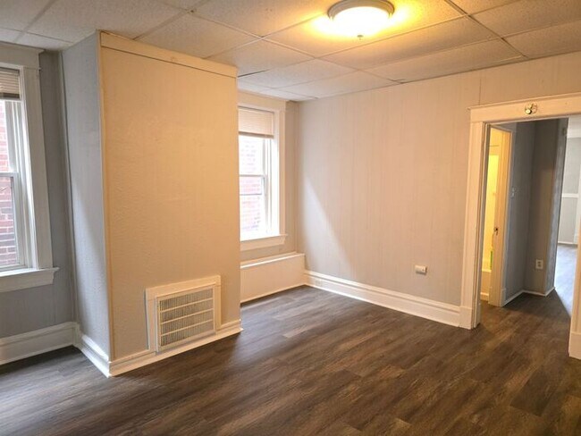 Building Photo - Recently renovated apartment waiting for new tenant