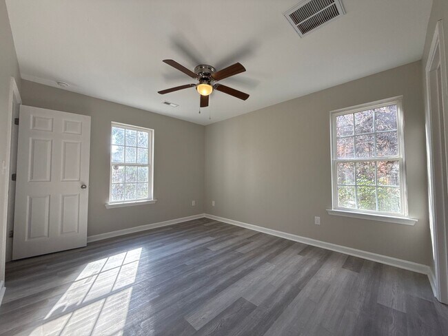 Building Photo - 1802 Sloan Dr