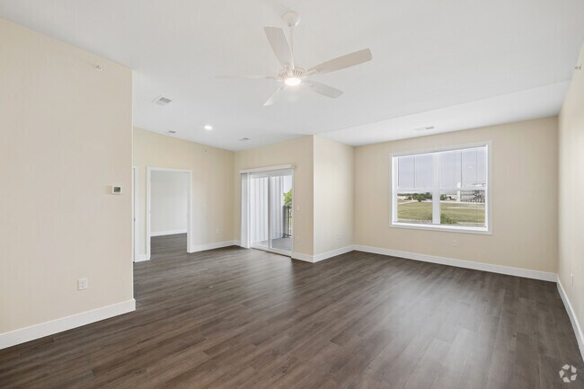 Apartamento en el tercer piso con 2 habitaciones, 2 baños y estudio - 1367 pies cuadrados - Sala de estar - Edge at Dover
