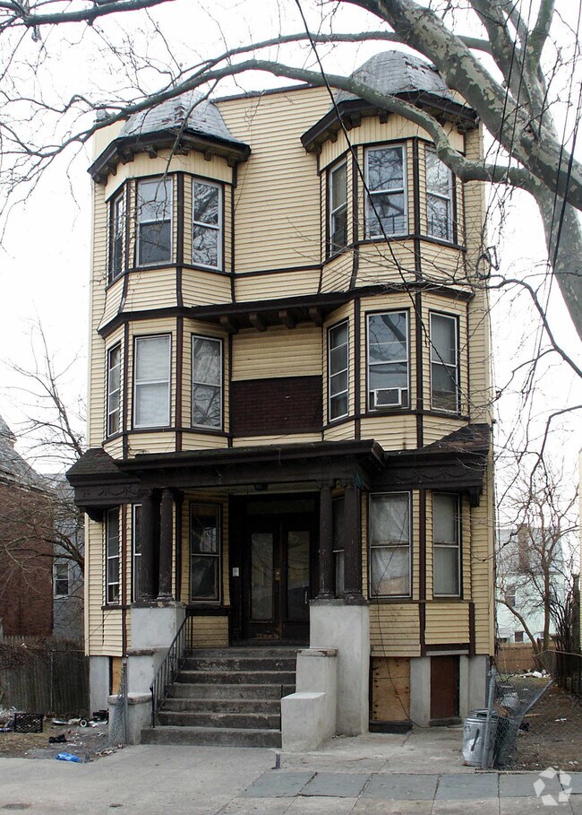 Building Photo - 162 Clerk St