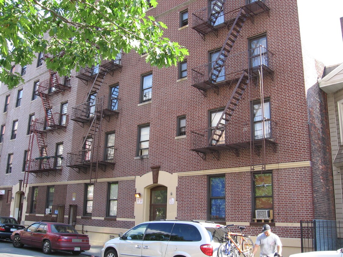 Foto principal - 546 E 182nd St