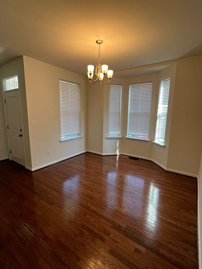 Foto del edificio - THREE BEDROOM TOWNHOME- PARKLAND SCHOOLS