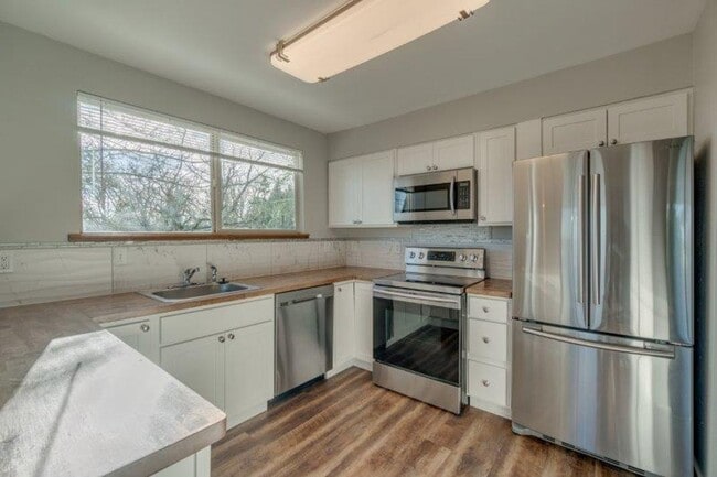 Building Photo - Updated 3 Bedroom, 1.5 Bathroom Duplex in ...