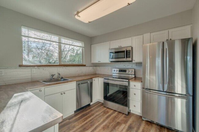 Foto del edificio - Updated 3 Bedroom, 1.5 Bathroom Duplex in ...