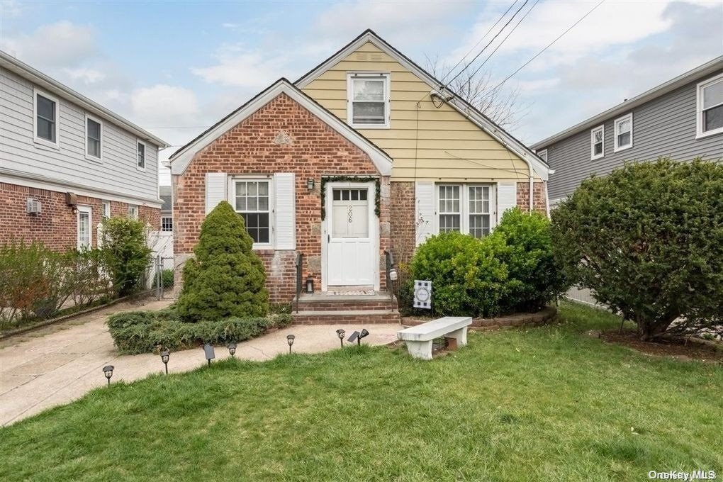 206 Kensington Rd, Garden City, NY 11530 House Rental in Garden City