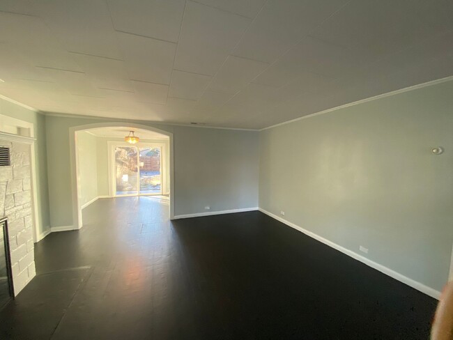 Building Photo - Single level charmer in SE Bend!