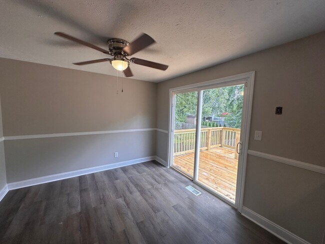 Foto del edificio - Renovated 5BR/2BA Bi-Level Home with Oversized 2 Car Garage For Rent!