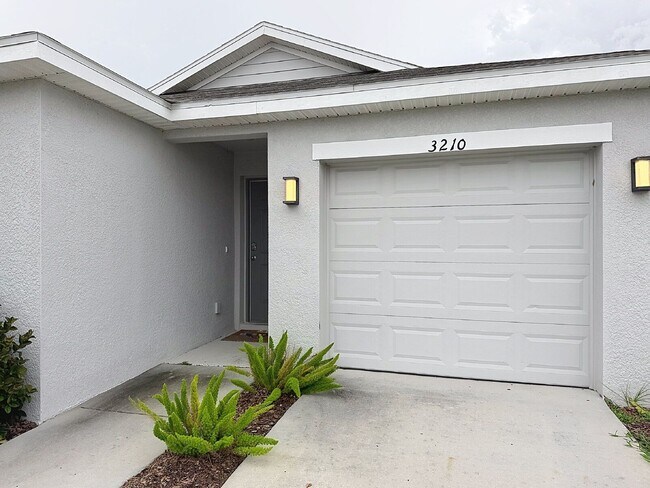 Foto del edificio - 3210 Suncoast Plains Dr