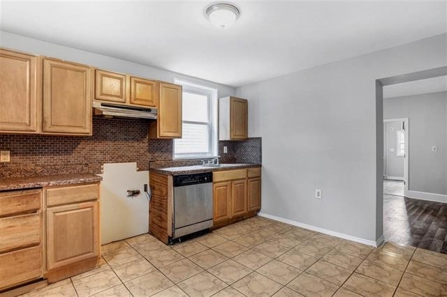 Foto del edificio - 6112 Madison St