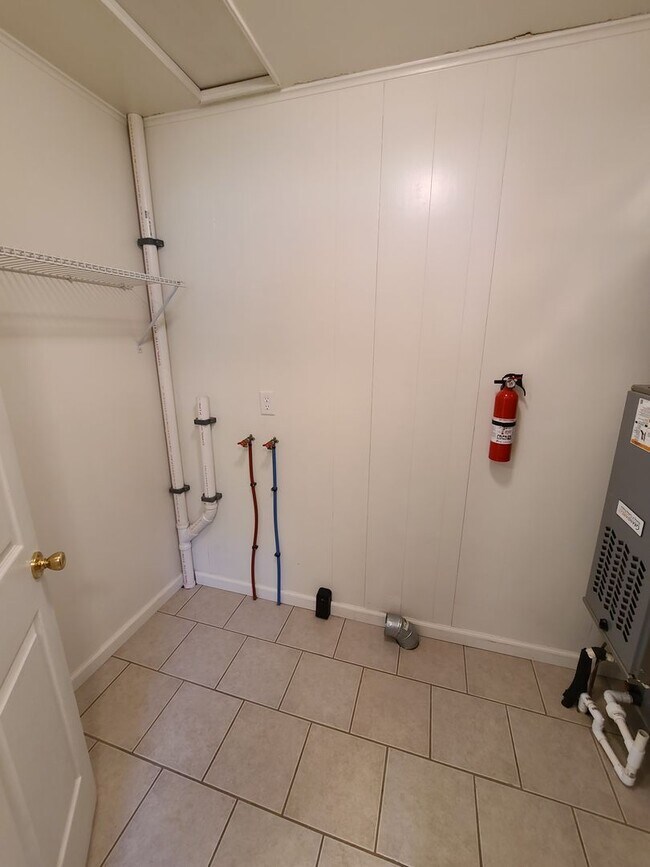 Building Photo - Like new 3 bedroom 1 Bath